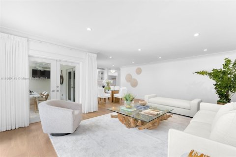 House in Coral Gables, Florida 4 bedrooms, 334.54 sq.m. № 1763500 - photo 22