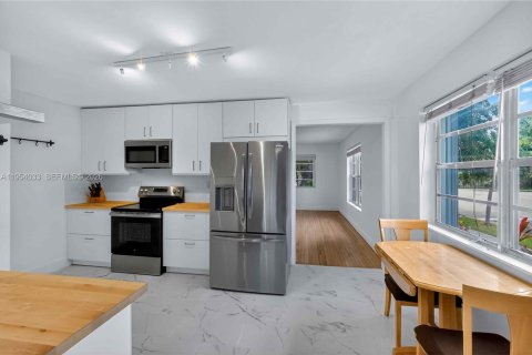 Immobilier commercial à vendre à Miami, Floride: 180.79 m2 № 2011378 - photo 4