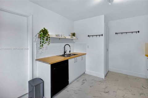 Immobilier commercial à vendre à Miami, Floride: 180.79 m2 № 2011378 - photo 5