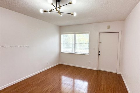 Снять в аренду кондоминиум в Халландейл-Бич, Флорида 1 спальня, 59.46м2, № 1975447 - фото 3