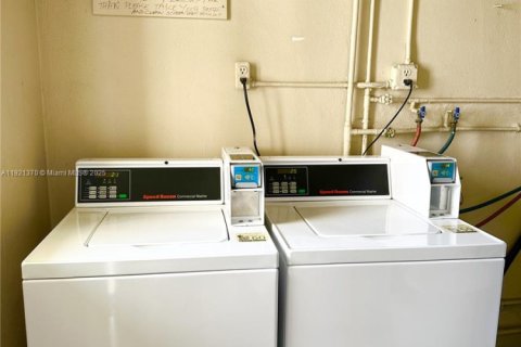 Снять в аренду кондоминиум в Халландейл-Бич, Флорида 1 спальня, 59.46м2, № 1975447 - фото 17