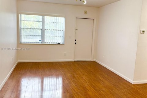 Снять в аренду кондоминиум в Халландейл-Бич, Флорида 1 спальня, 59.46м2, № 1975447 - фото 2