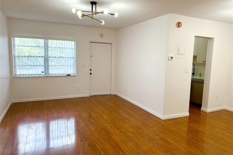 Снять в аренду кондоминиум в Халландейл-Бич, Флорида 1 спальня, 59.46м2, № 1975447 - фото 1