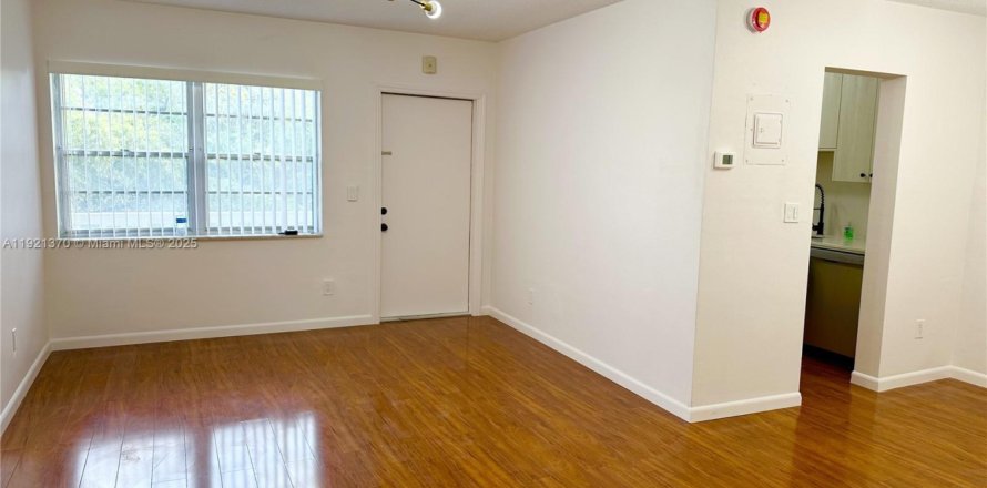 Кондоминиум с 1 спальней в Халландейл-Бич, Флорида № 1975447