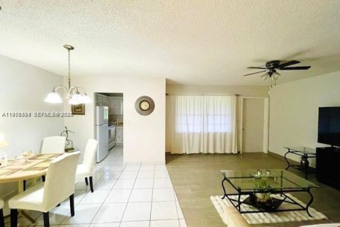 Condo in Hollywood, Florida, 2 bedrooms № 2005664 - photo 2