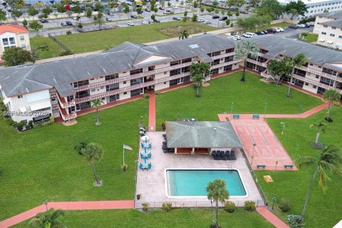 Condo in Hollywood, Florida, 2 bedrooms № 2005664 - photo 1