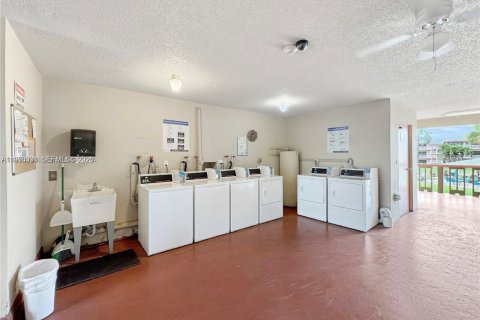 Condo in Hollywood, Florida, 2 bedrooms № 2005664 - photo 11