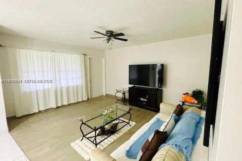 Condo in Hollywood, Florida, 2 bedrooms № 2005664 - photo 4