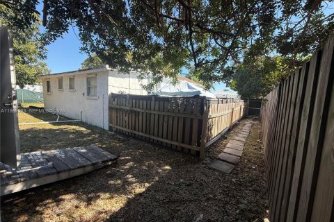 Immobilier commercial à vendre à Miami, Floride: 111.67 m2 № 2051518 - photo 1