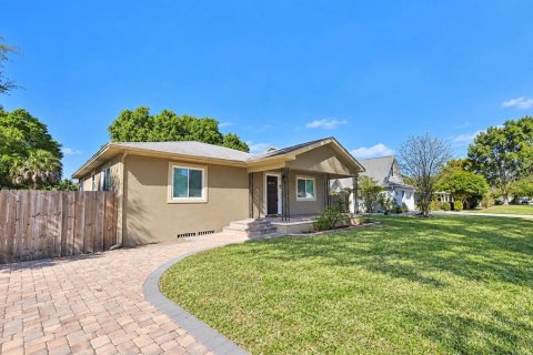 House in Tampa, Florida 4 bedrooms, 141.58 sq.m. № 2364520