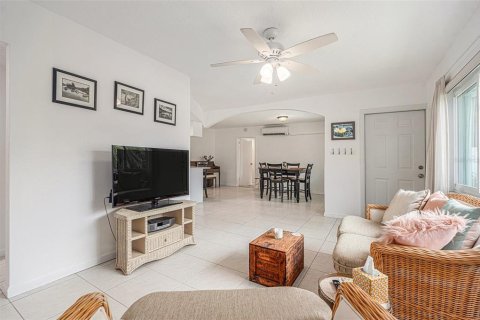 House in Saint Petersburg, Florida 4 bedrooms, 173.08 sq.m. № 1649377 - photo 6