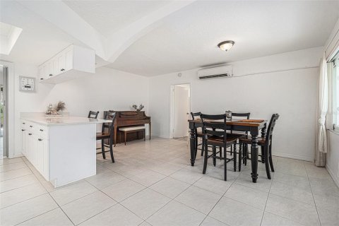 House in Saint Petersburg, Florida 4 bedrooms, 173.08 sq.m. № 1649377 - photo 7