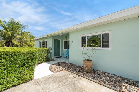 House in Saint Petersburg, Florida 4 bedrooms, 173.08 sq.m. № 1649377 - photo 4