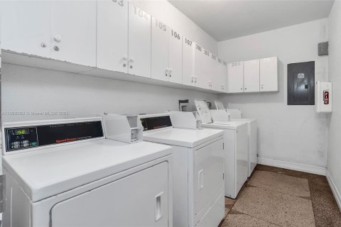 Condo in Miami Beach, Florida, 1 bedroom № 1951203 - photo 23