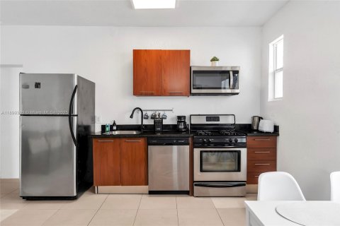 Condo in Miami Beach, Florida, 1 bedroom № 1951203 - photo 2