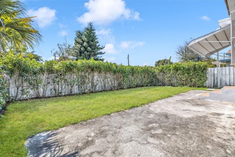 Casa en alquiler en Miami, Florida, 4 dormitorios, 155.61 m2 № 2028920 - foto 20