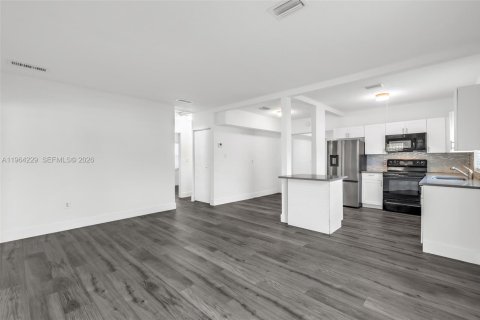 Casa en alquiler en Miami, Florida, 4 dormitorios, 155.61 m2 № 2028920 - foto 11