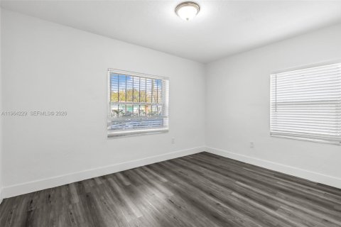 Casa en alquiler en Miami, Florida, 4 dormitorios, 155.61 m2 № 2028920 - foto 25