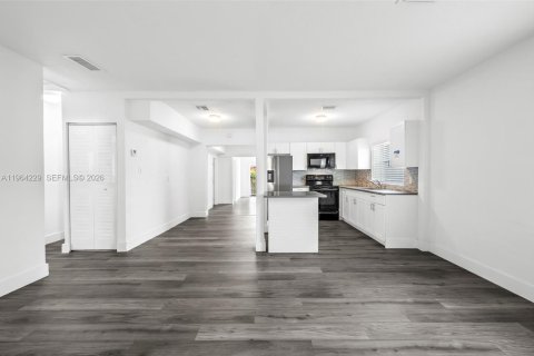 Casa en alquiler en Miami, Florida, 4 dormitorios, 155.61 m2 № 2028920 - foto 13