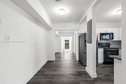 Casa en alquiler en Miami, Florida, 4 dormitorios, 155.61 m2 № 2028920 - foto 18