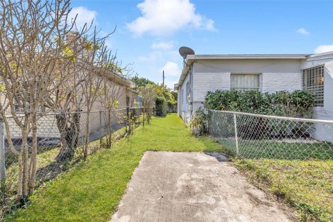 Casa en alquiler en Miami, Florida, 4 dormitorios, 155.61 m2 № 2028920 - foto 6