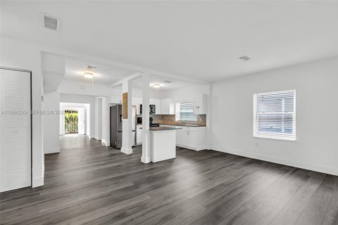 Casa en alquiler en Miami, Florida, 4 dormitorios, 155.61 m2 № 2028920 - foto 10