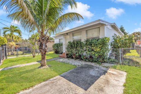 Casa en alquiler en Miami, Florida, 4 dormitorios, 155.61 m2 № 2028920 - foto 7