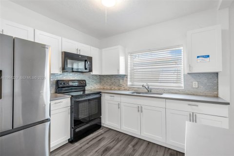 Casa en alquiler en Miami, Florida, 4 dormitorios, 155.61 m2 № 2028920 - foto 16