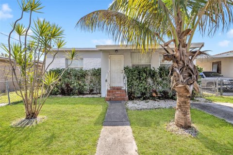 Casa en alquiler en Miami, Florida, 4 dormitorios, 155.61 m2 № 2028920 - foto 5