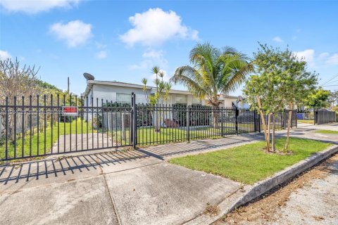 Casa en alquiler en Miami, Florida, 4 dormitorios, 155.61 m2 № 2028920 - foto 4