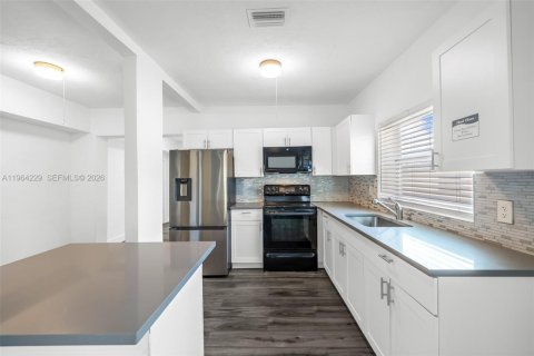 Casa en alquiler en Miami, Florida, 4 dormitorios, 155.61 m2 № 2028920 - foto 15