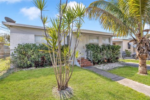 Casa en Miami, Florida 4 dormitorios, 155.61 m2 № 2028920