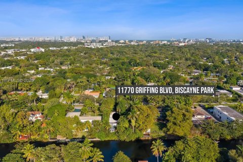 Casa en venta en Biscayne Park, Florida, 4 dormitorios, 234.02 m2 № 1993385 - foto 22