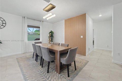 House in Miami, Florida 4 bedrooms, 224.08 sq.m. № 2069106 - photo 21