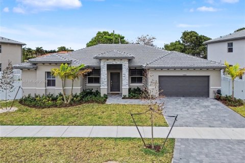 House in Miami, Florida 4 bedrooms, 224.08 sq.m. № 2069106 - photo 1