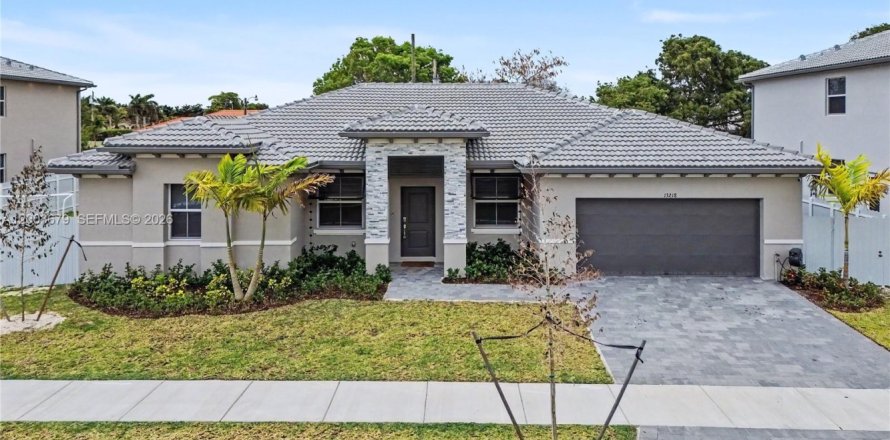 House in Miami, Florida 4 bedrooms, 224.08 sq.m. № 2069106