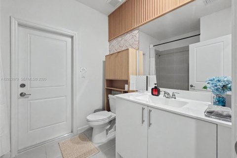 House in Miami, Florida 4 bedrooms, 224.08 sq.m. № 2069106 - photo 12