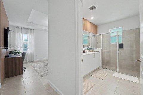 House in Miami, Florida 4 bedrooms, 224.08 sq.m. № 2069106 - photo 30