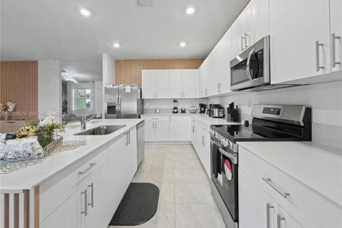 House in Miami, Florida 4 bedrooms, 224.08 sq.m. № 2069106 - photo 4