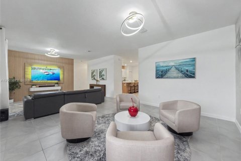 House in Miami, Florida 4 bedrooms, 224.08 sq.m. № 2069106 - photo 15