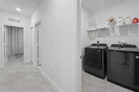 House in Miami, Florida 4 bedrooms, 224.08 sq.m. № 2069106 - photo 19