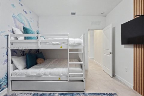 House in Miami, Florida 4 bedrooms, 224.08 sq.m. № 2069106 - photo 11