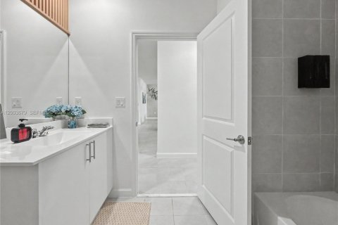 House in Miami, Florida 4 bedrooms, 224.08 sq.m. № 2069106 - photo 14