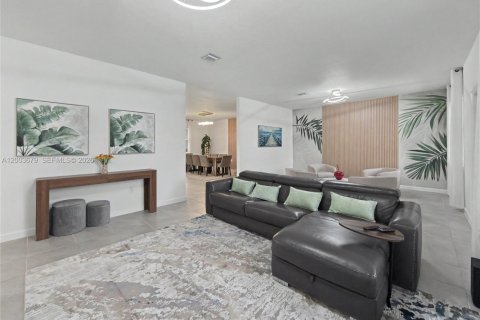 House in Miami, Florida 4 bedrooms, 224.08 sq.m. № 2069106 - photo 20