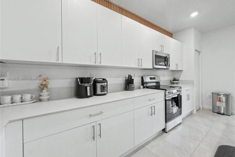 House in Miami, Florida 4 bedrooms, 224.08 sq.m. № 2069106 - photo 23