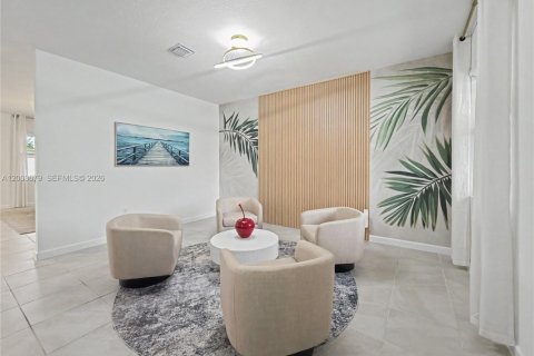 House in Miami, Florida 4 bedrooms, 224.08 sq.m. № 2069106 - photo 7