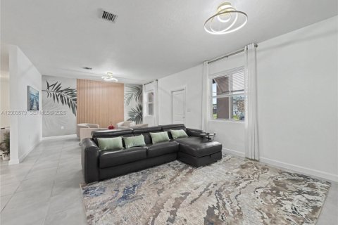 House in Miami, Florida 4 bedrooms, 224.08 sq.m. № 2069106 - photo 9