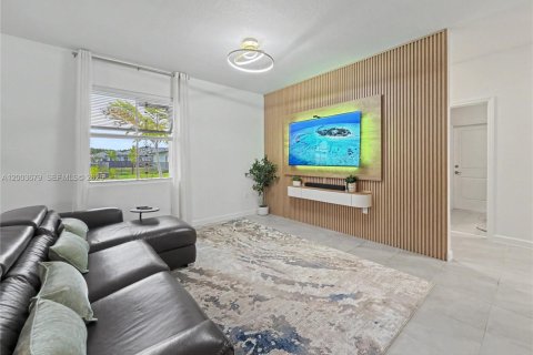 House in Miami, Florida 4 bedrooms, 224.08 sq.m. № 2069106 - photo 8