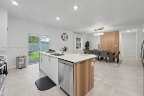 House in Miami, Florida 4 bedrooms, 224.08 sq.m. № 2069106 - photo 22