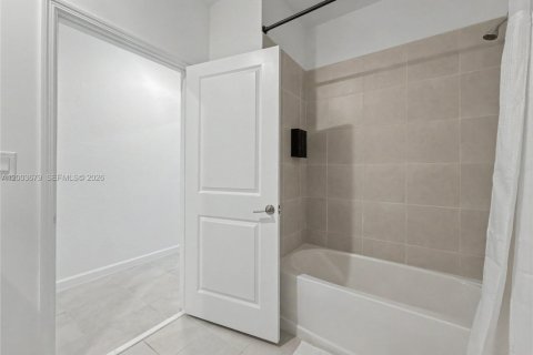 House in Miami, Florida 4 bedrooms, 224.08 sq.m. № 2069106 - photo 13